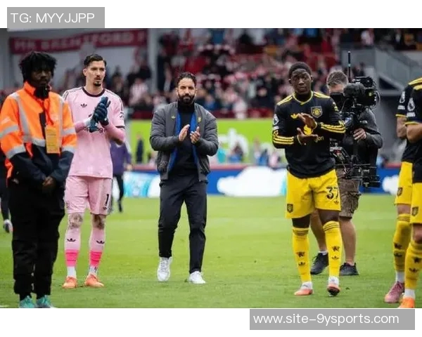 阿玛德荣获非洲杯全场最佳身穿姆伯莫球衣领奖引发热议