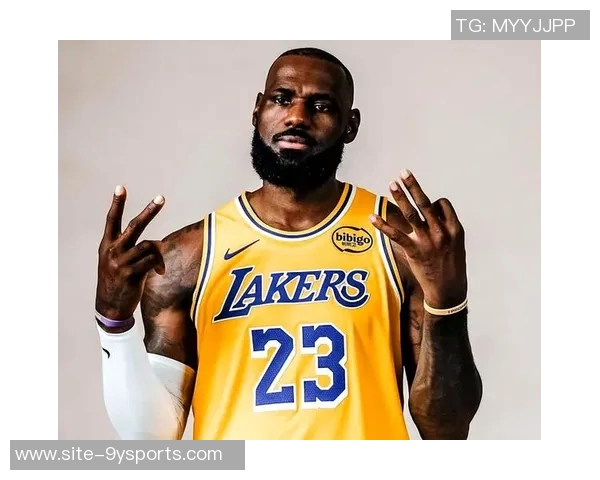 老詹被cue瞬间引发小卡幽默回应杯中轩尼诗引发媒体热议